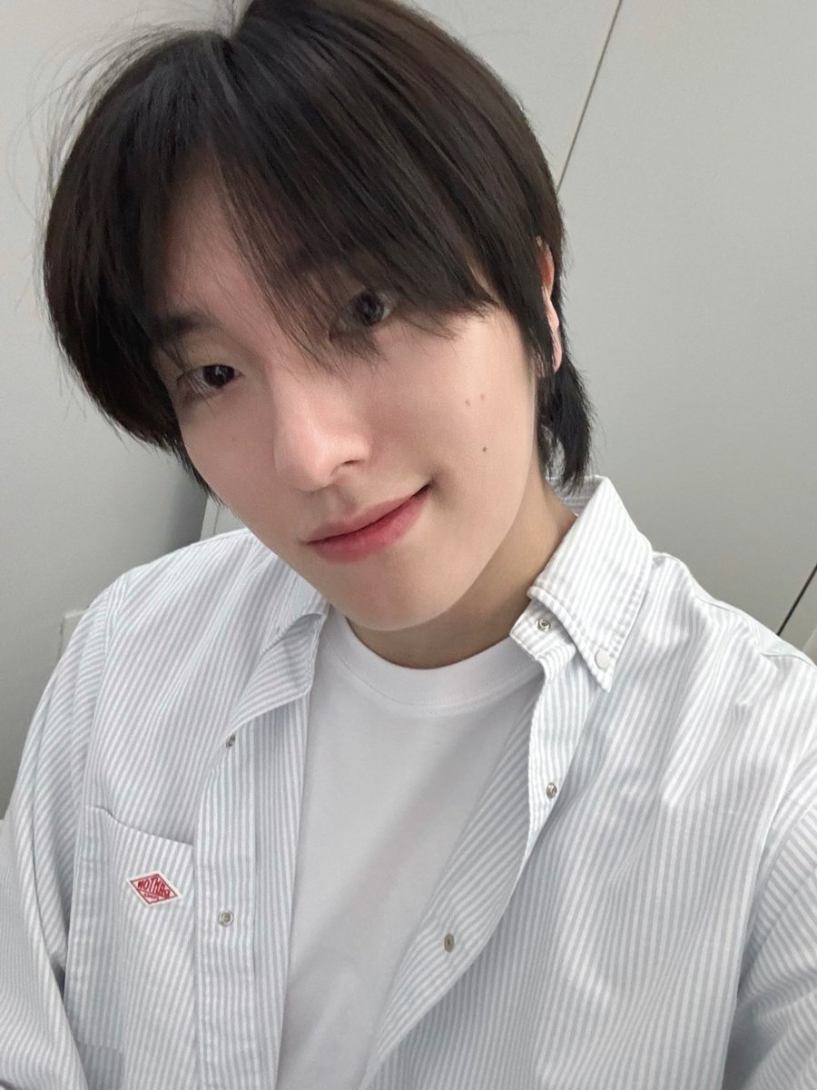 OmegaX_members's tweet photo. [#OX]

갑자기 비오네… 조심해 포애기😭

#OMEGA_X #오메가엑스  
#세빈 #SEBIN https://t.co/TG1l8RVwMM