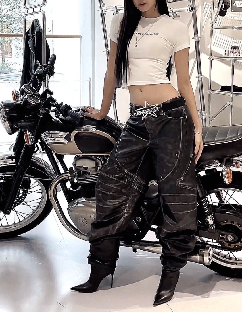 musesarchive's tweet photo. Lisa for her rockstar pop-up store in south korea today,, her propotion is insanee i’m obsess with this whole look! https://t.co/uKplmuP38M