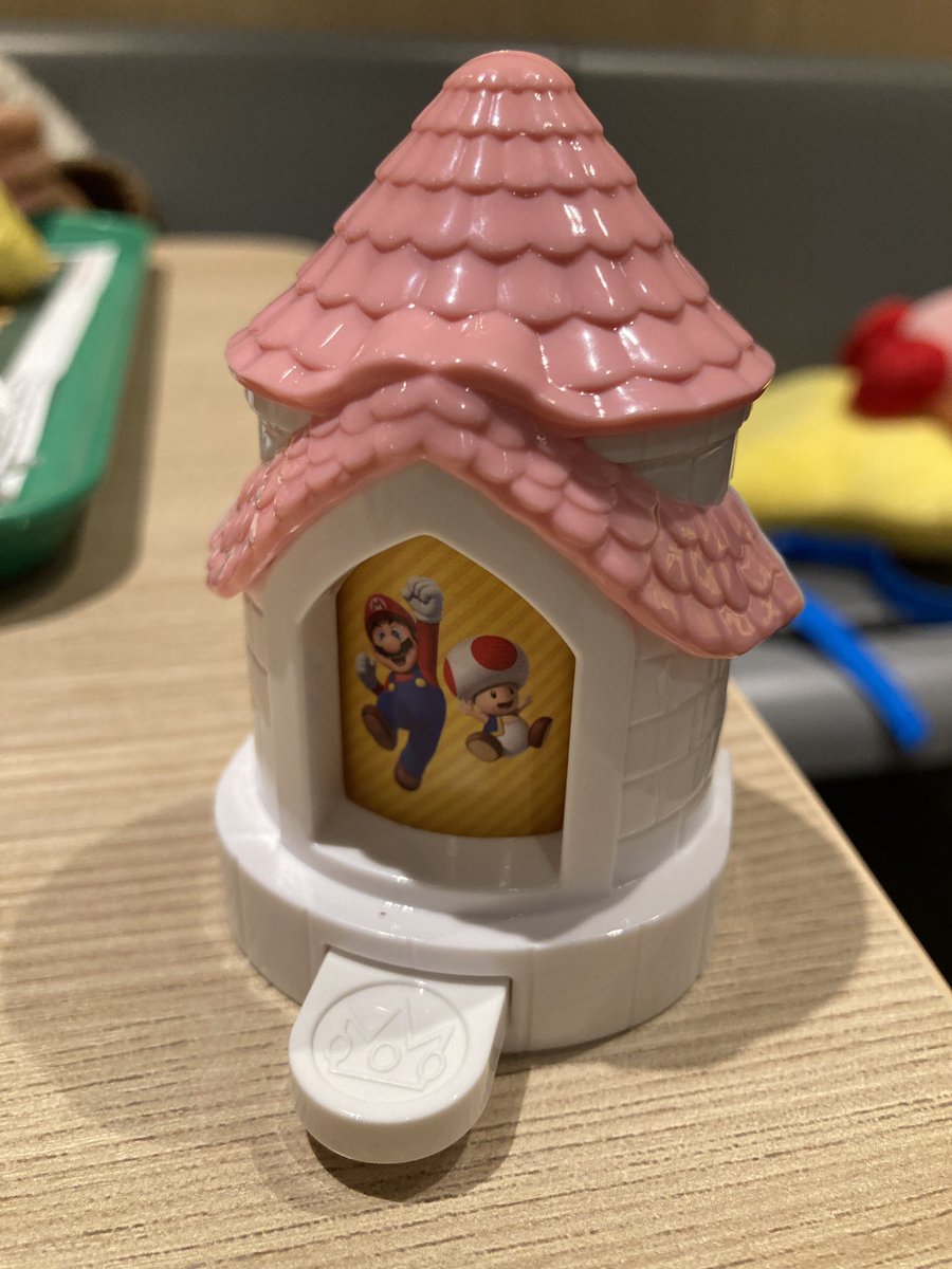 potemasu's tweet photo. 隠しステージにきた気分😳

#マクドナルド #ハッピーセット #マリオ #ピーチ城 https://t.co/zBh964ltDV