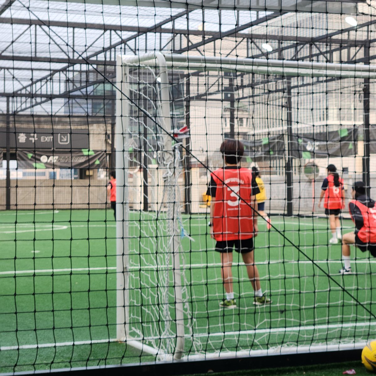 fc_xnd_2018's tweet photo. 07.12 플랩 in 영등포

일정이 되는 팀원들과 플랩⚽️을 즐기고 왔습니다! 무더위에 녹아내리고 다리 경련이 올 정도로 민폐 끼치지 않게 열심히 뛴 즐거운 경험이었어요✌️ 잘하시는 분들이 이렇게나 많구나 확인하는 하루였습니다 끝나고 맥주🍻와 가벼운 담소로 마무리했습니다 다음에도 함께 해요! https://t.co/yLP2d4cy79