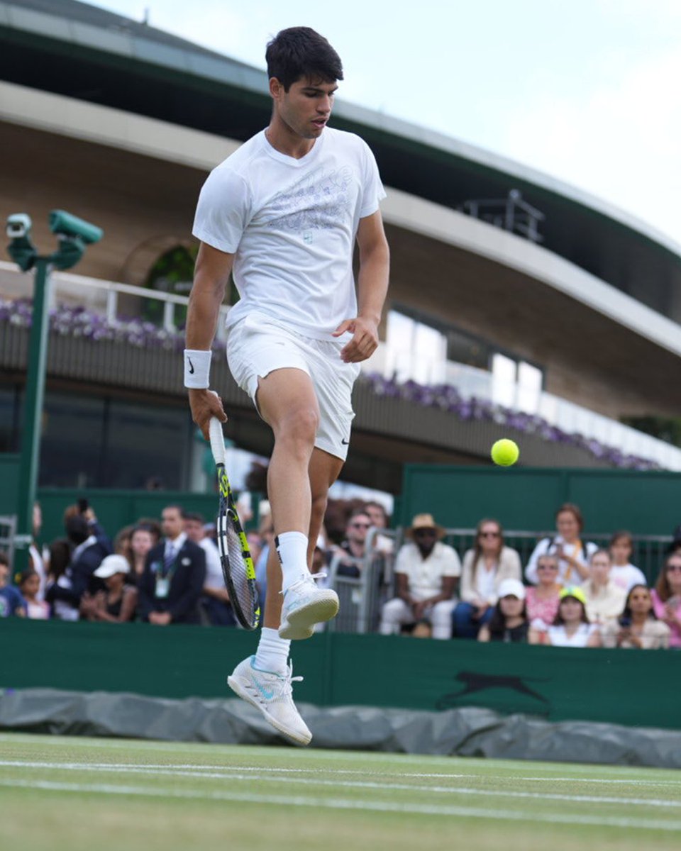 Wimbledon's tweet photo. Having fun in his final practice 😃

#Wimbledon | @carlosalcaraz https://t.co/BPYmUsiTqs