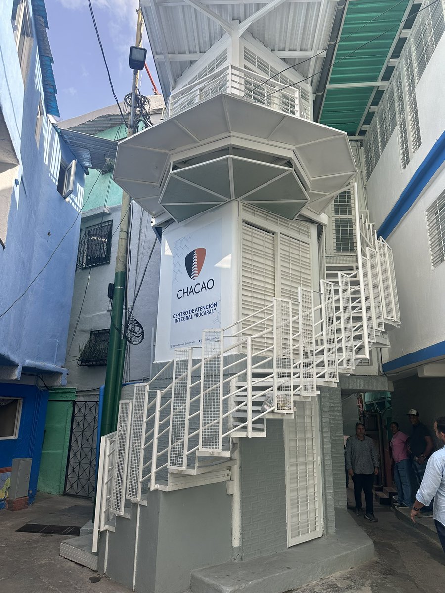 ForoChacao's tweet photo. Bucaral es una comunidad muy querida por el alcalde 24/7 @duquegustavoS y estamos muy felices porque ya todo está listo para recibir al grupo de médicos de Salud Chacao que atenderán a los vecinos 24 hrs, los 365 días del año. Con #AMOR todo se puede! Yo❤️Chacao https://t.co/x7hk0LN7nc