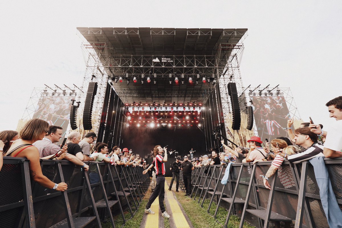 AlironStudio's tweet photo. Algunas fotos que les hice a @alcalanorton ayer reventando el escenario Nagusia del @bilbaobbklive 🌝 https://t.co/8HXKfivPCD