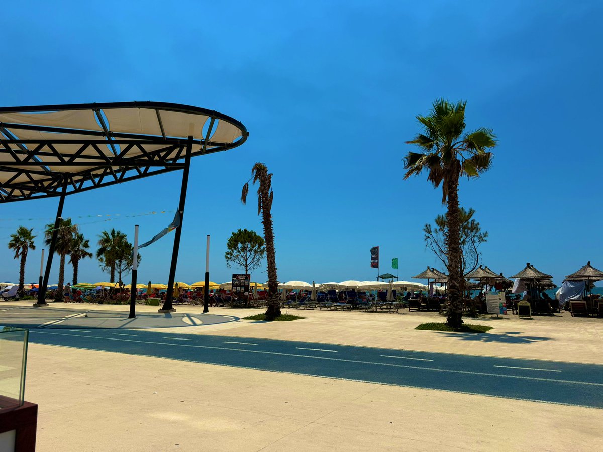 adrianatortja's tweet image. Learning Go at the beach 🌊🐳
#LearningGo #golang #LearningJourney