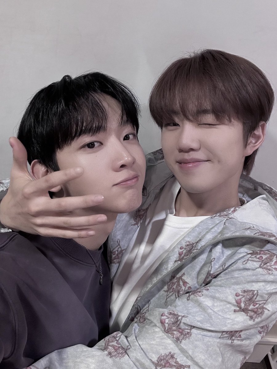 dxndxli0n's tweet photo. 오전에 생카 다녀왔어용
어제 갔으면 지후 만날수도 있었을텐데 아쉽‧⁺◟( ᵒ̴̶̷̥́ ·̫ ᵒ̴̶̷̣̥̀ )
내부에 사진들 하나하나 진짜 너무 예쁘고 편지들도 가득 들어있었어요 지후 사랑받고있구나..
#EVNNE #이븐 #박지후 #PARKJIHOO
#SWITCH_OFF_HOO #HAPPY_JIHOO_DAY
#박지후_생일카페 #사운드웨이브 https://t.co/rORtGSoe5P