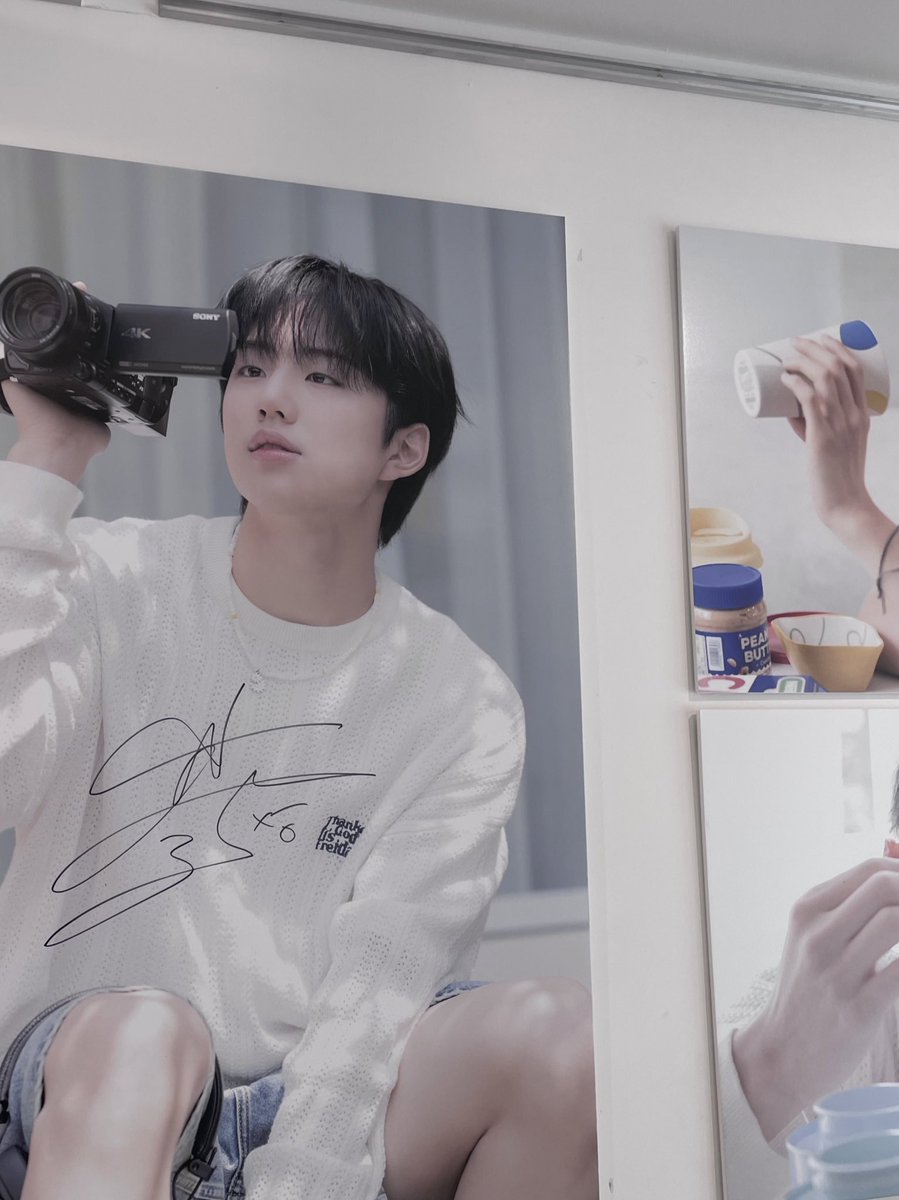 dxndxli0n's tweet photo. 오전에 생카 다녀왔어용
어제 갔으면 지후 만날수도 있었을텐데 아쉽‧⁺◟( ᵒ̴̶̷̥́ ·̫ ᵒ̴̶̷̣̥̀ )
내부에 사진들 하나하나 진짜 너무 예쁘고 편지들도 가득 들어있었어요 지후 사랑받고있구나..
#EVNNE #이븐 #박지후 #PARKJIHOO
#SWITCH_OFF_HOO #HAPPY_JIHOO_DAY
#박지후_생일카페 #사운드웨이브 https://t.co/rORtGSoe5P