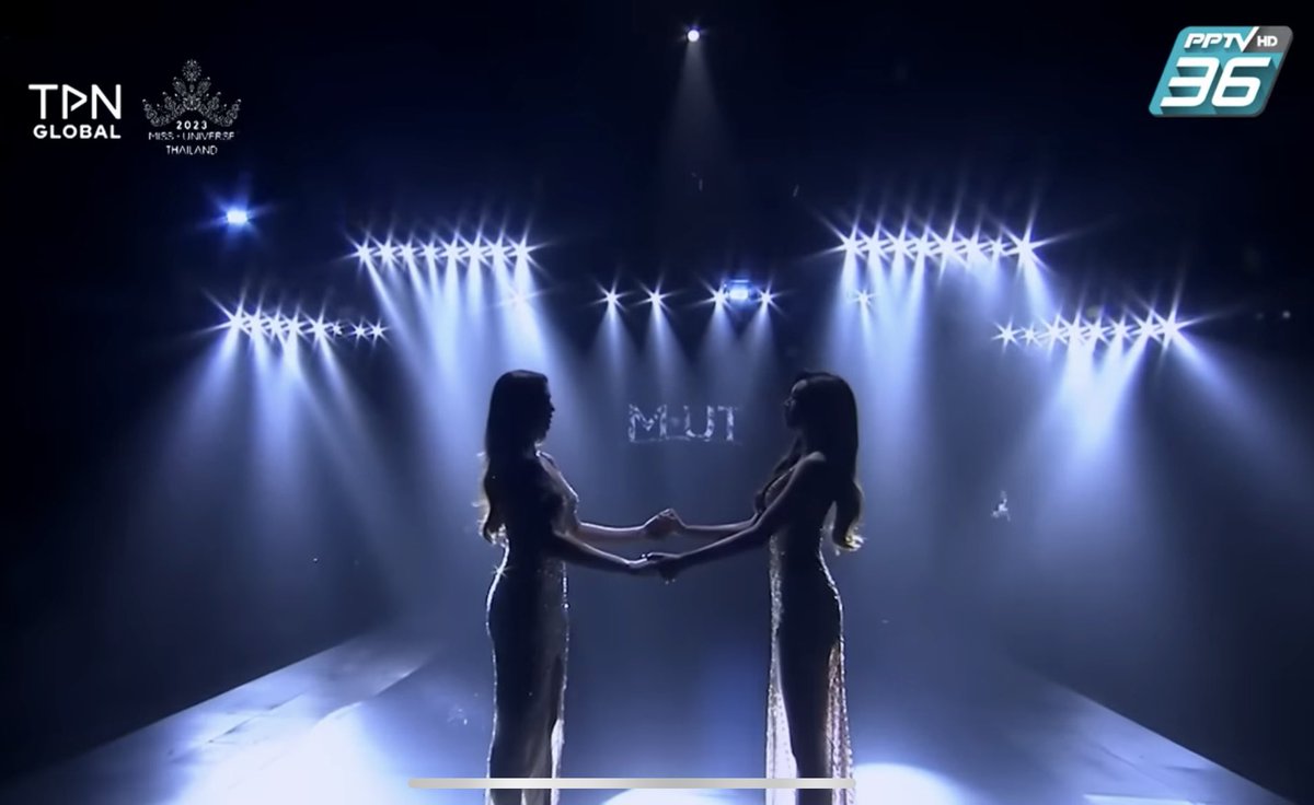 Tl2oe_cse's tweet photo. คนมงปีนี้จะอยู่ซ้ายมือหรือขวามือนะ ซูริหรือโอปอลใครจะคว้ามงในค่ำคืนนี้ 💜🎀💫👑  #MissUniverseThailand2024👑#โอปอลสุชาตา #ซูริ #sueri https://t.co/IxbLQqPzDa