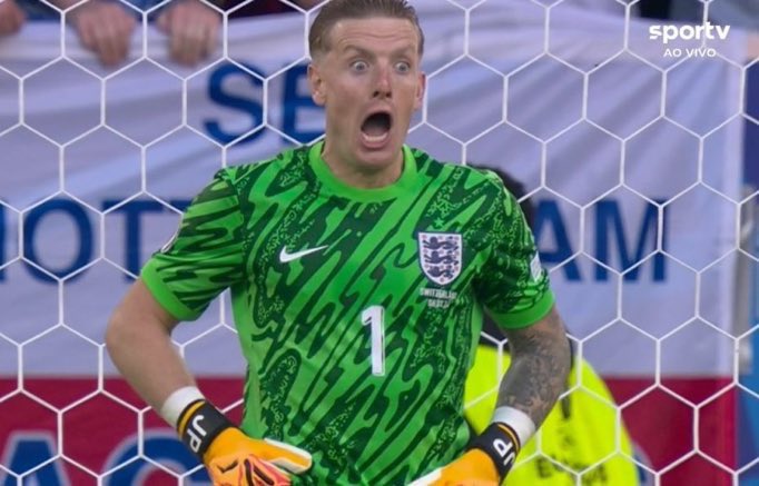 Lea_EFC's tweet photo. Everton’s keeper today 

                                  Liverpool’s keeper today https://t.co/k4Lf9o5zr8