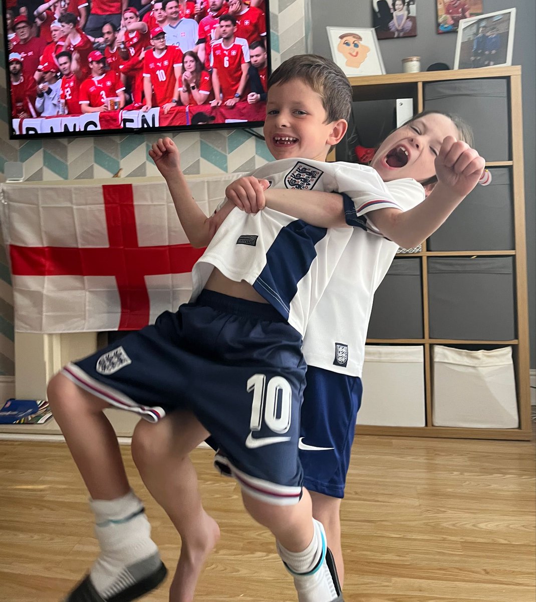 penguin00's tweet photo. @SkySportsNews 

#SSNThreeLions

 Summer and Lucas https://t.co/nY2kv948tt
