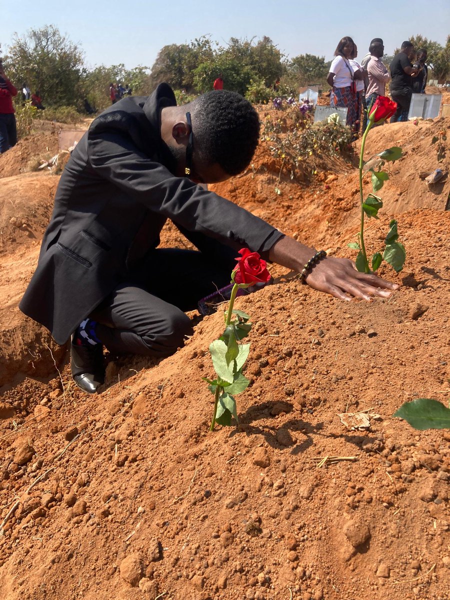 ...Lesa Akupokelele Mayo Wandi Nemwine Rose Bwalya Bhowa. ❤️ Say Hi To Dad Please If You Get To Meet Him On The Other Side. 
Shalom Shalom. 🙏🏿