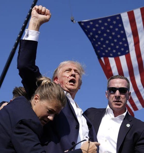 La foto. El futuro presidente, herido se alza tras el ataque, puño en alto, bandera al fondo. No necesita hacer ni un mitin más: eso en un póster y hala, presidente. Le acaban de regalar las elecciones.