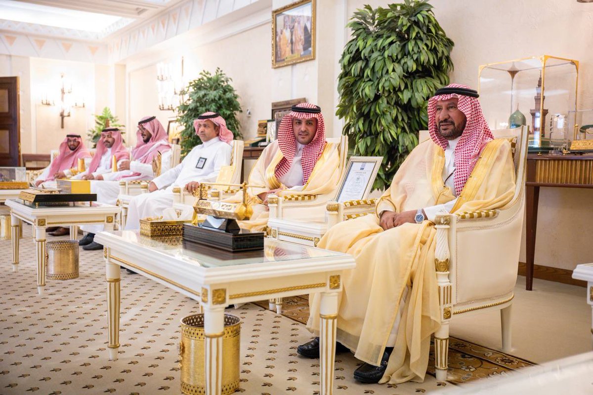 EmarahAlQassim's tweet photo. إطلع سموه على جهود الجمعية، لدعم ومساندة المشاريع في كافة المجالات ، ومساهمتها في ترميم 250 مسجدا في المنطقة .. 

سمو #أمير_منطقة_القصيم يستقبل رئيس وأعضاء مجلس إدارة جمعية كفاءة للتشغيل والصيانة. https://t.co/fBFTvZuSgz
