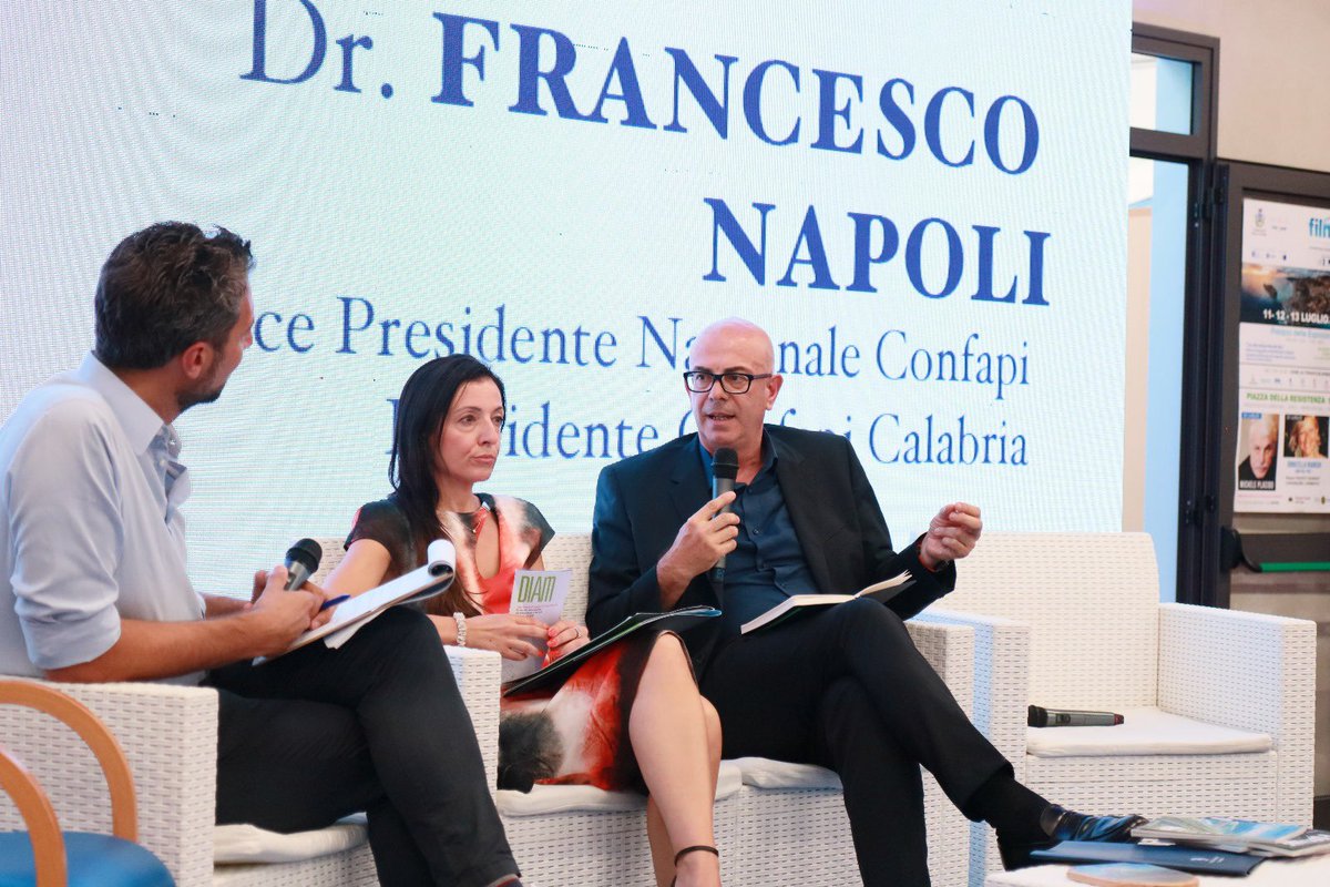 Grazie al Filmare Festival, a De Carlo,Chiappetta per il premio che mi è stato conferito.
Onorato e commosso per questo riconoscimento che mi convince ancora di più che la strada intrapresa,per difendere e diffondere i valori della legalità,è quella giusta. <a href="/Confapi/">Confapi</a>