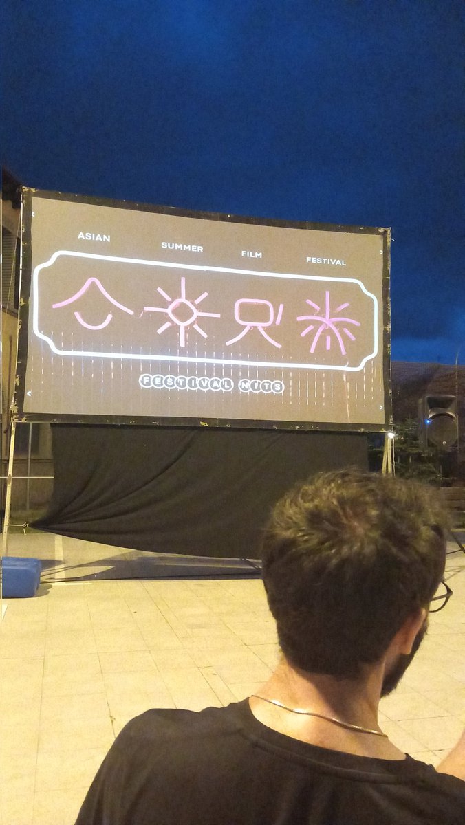 A punt de començar una sessió a l'aire lliure de <a href="/CinemaOriental/">Festival Nits</a> a Vic, on més podia ser?