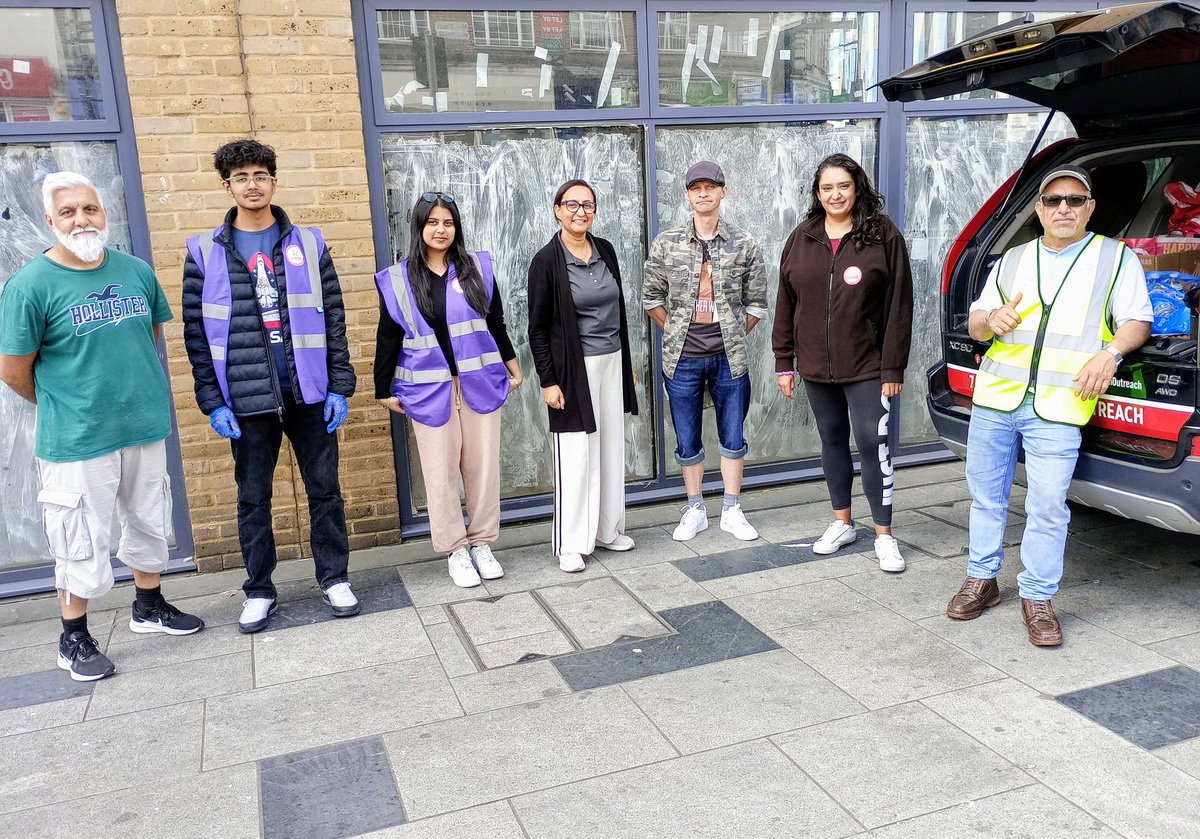 ☀️ Another amazing morning serving hot breakfasts and essential supplies to our community in Slough! Our incredible volunteers are the heart of our outreach. Thank you for your dedication! #Slough #HomelessOutreach #CommunityFirst #vᴏʟᴜɴᴛᴇᴇʀlᴏᴠᴇ #footballscominghome⚽️ 👏