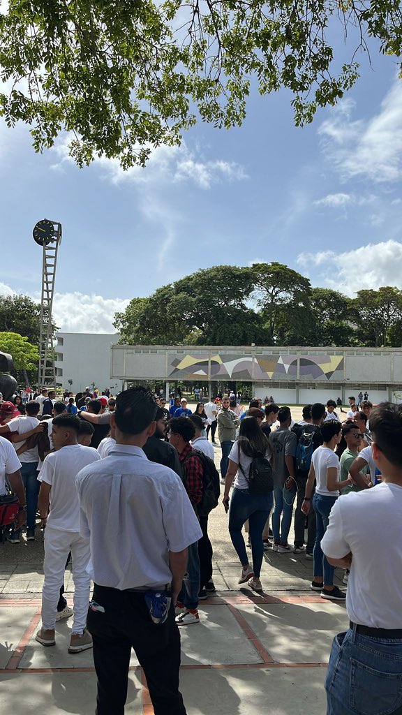 UCEVISTAS desafían al Rectorado de la #UCV y empiezan a concentrarse en la Plaza de Honor.