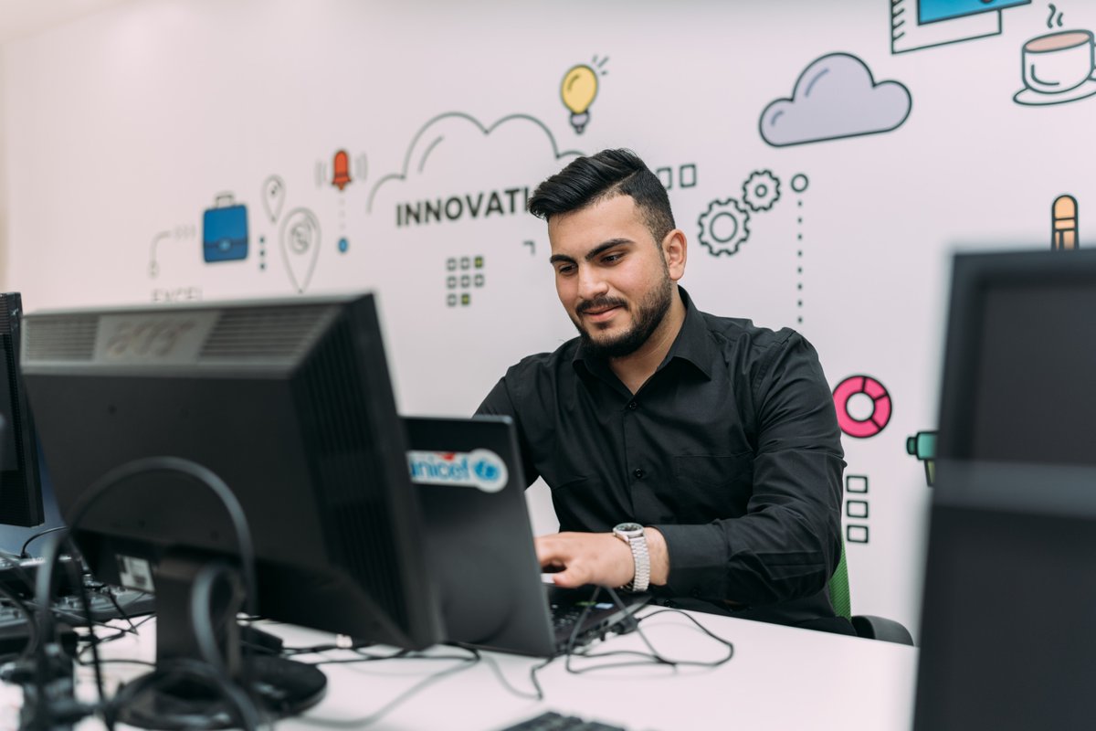 UNICEFJordan's tweet photo. “My advice for young people in Jordan: get more involved in digitalization and technology.”💻

Omar, 21, completed training in digital skills from @UNICEF &amp;  @DigitalOppJO. The skills he gained helped him find several freelance opportunities and generate income. #Learning2Earning https://t.co/GVijMmXL8N