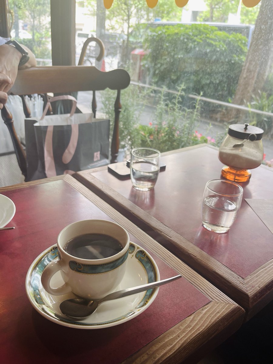 coffee_or_some's tweet photo. コーヒーハウスマックスでブレンド。実際に来てみないと味わえない経年の格。昨今の純喫茶ブームで括ってしまうと忸怩たる思いになります。積み上げられたお客さん達のチームワーク。良きです。西新宿五丁目だよ。 https://t.co/f0EmYkwUgy