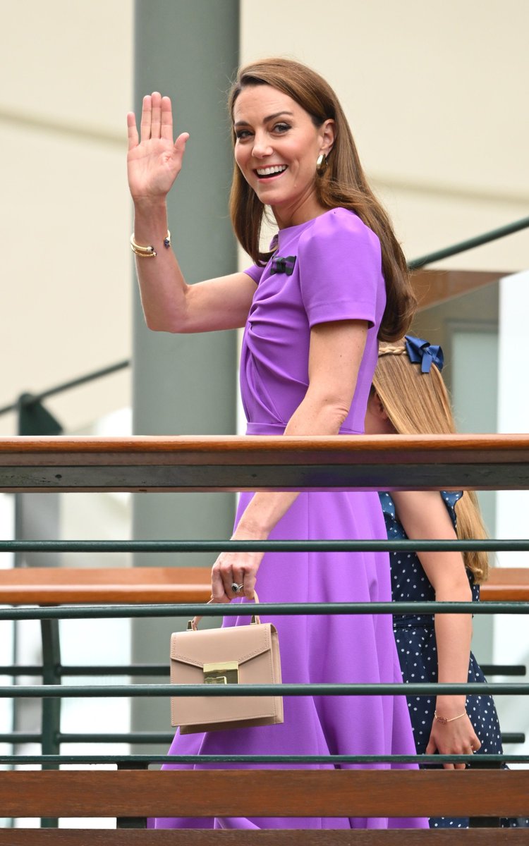 voguemagazine's tweet image. Kate Middleton has returned to #Wimbledon, wearing a custom royal purple dress from Safiyaa with her signature purple and green bow fashioned on the corner of her dress. Vogue has the full look here.
vogue.com/article/kate-m…