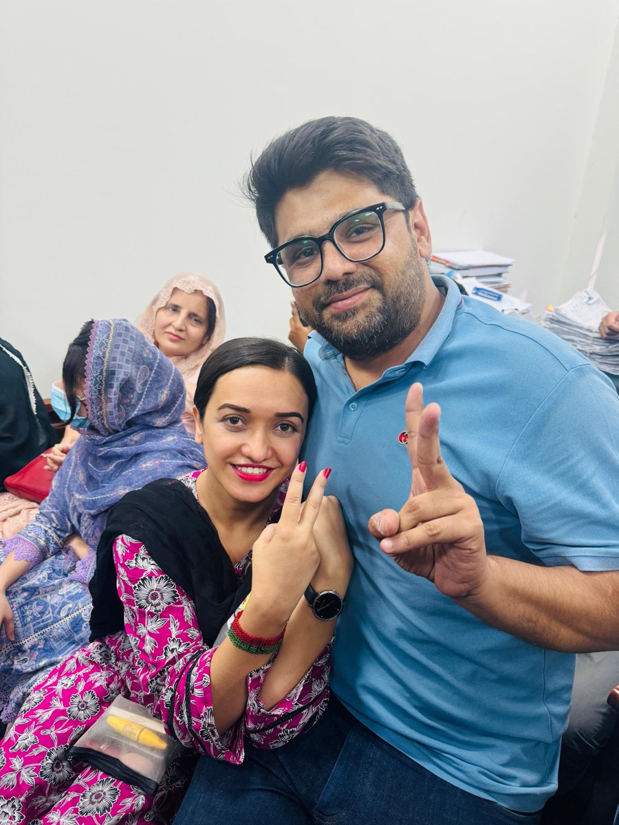 Naya__Pakistan_'s tweet photo. صنم جاوید کی اپنے شوہر کے ساتھ وکٹری https://t.co/dKK5p2c0OM