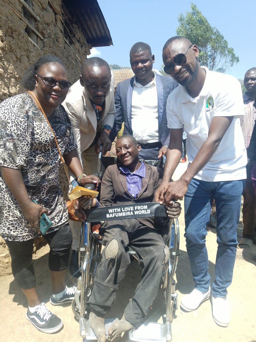 nkunda_bosco's tweet photo. @BafumbiraWorld
generosity yields Witticism to Gilbert Bugyenimana 30, of 
Rukopfe village, Chibumba,  Murora sub-county in @KisoroG . They humorously gifted him with a wheelchair and cash.
Details in the @kisorofm.
@BpPhionah @racmgahinga @MgahingaKisoro @kefansaba https://t.co/qZ0YGzXVcK