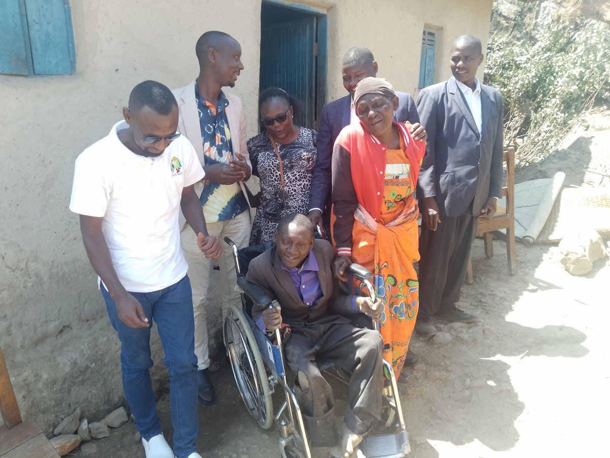 nkunda_bosco's tweet photo. @BafumbiraWorld
generosity yields Witticism to Gilbert Bugyenimana 30, of 
Rukopfe village, Chibumba,  Murora sub-county in @KisoroG . They humorously gifted him with a wheelchair and cash.
Details in the @kisorofm.
@BpPhionah @racmgahinga @MgahingaKisoro @kefansaba https://t.co/qZ0YGzXVcK