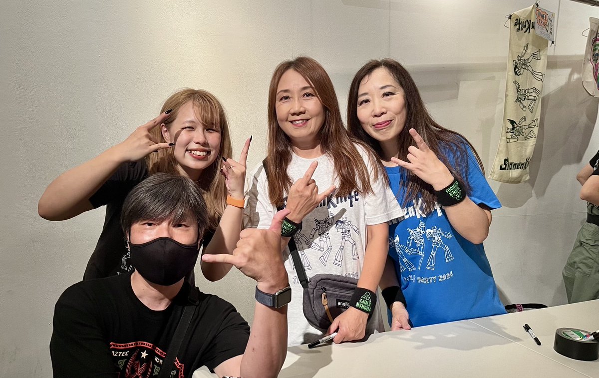 suzuo5's tweet photo. 本日は新代田feverで少年ナイフ🍴
最高にpopでpunk な大好きなバンドです。ちゃっかりサイン貰って記念撮影してもらいました。緊張して手のポーズ間違えました🤙❌🤘⭕️
#ShonenKnife #少年ナイフ #712Day https://t.co/bvUQRkKInY