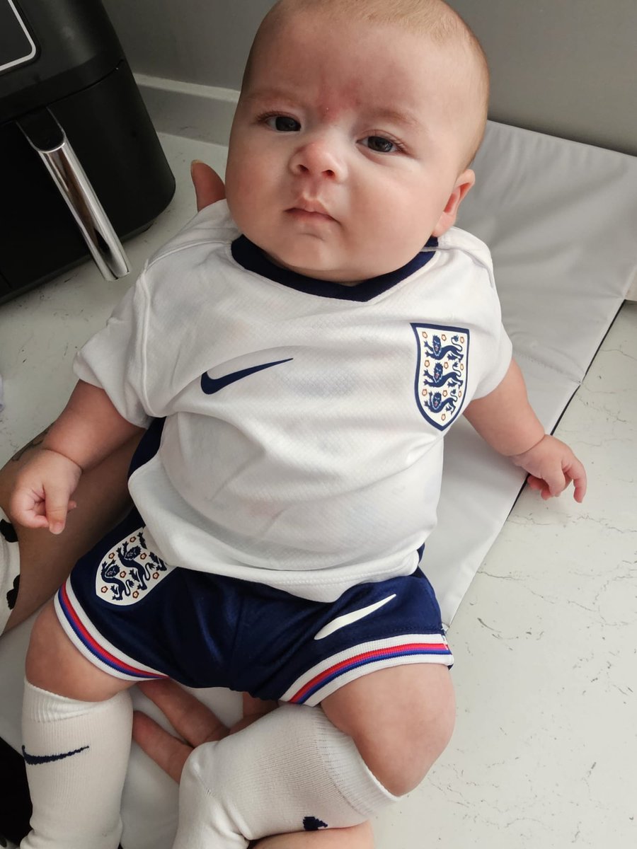 skh__x's tweet photo. The most adorable supporter #SSNThreeLions https://t.co/UNLYQSv0Xu