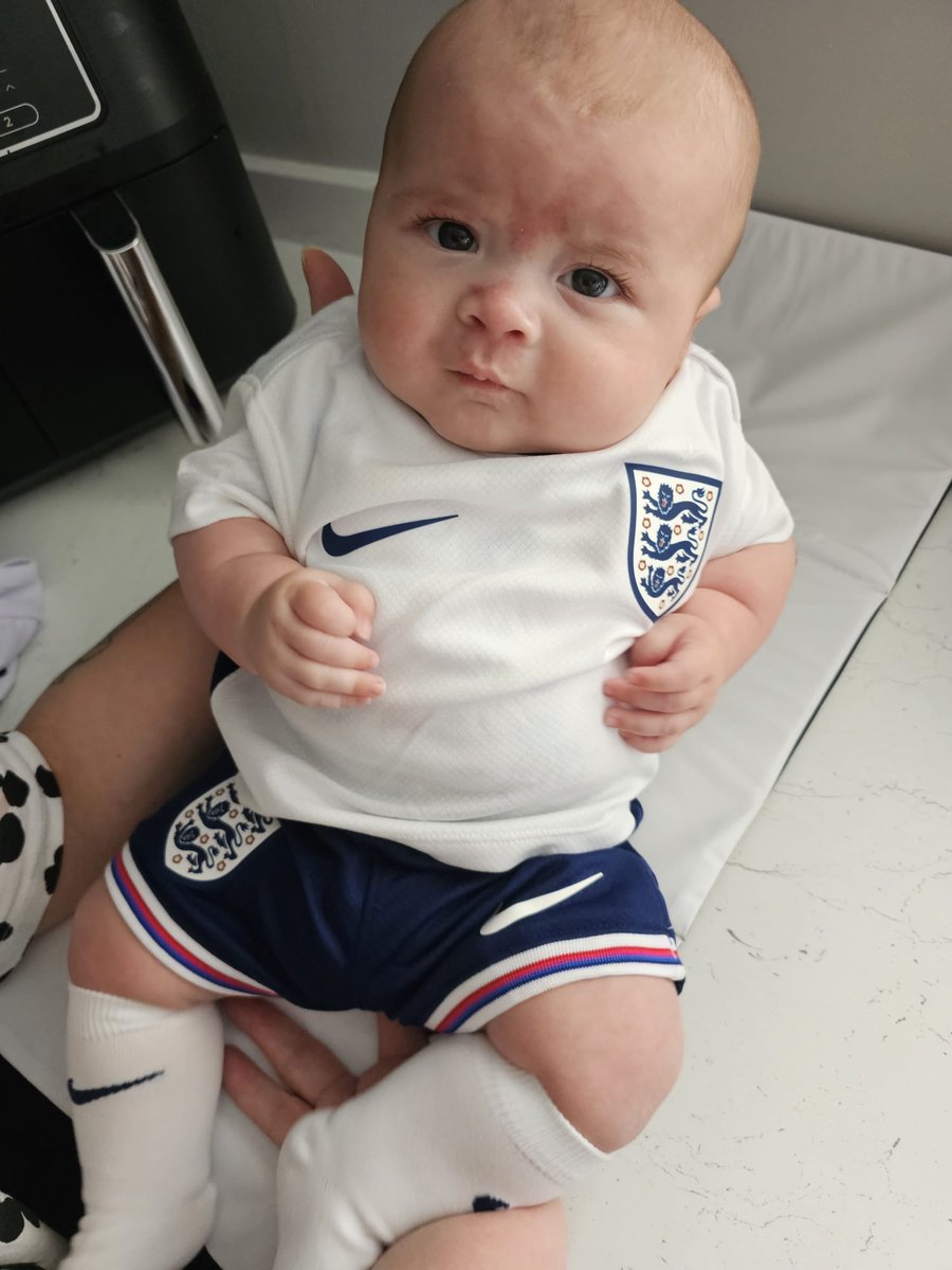 skh__x's tweet photo. The most adorable supporter #SSNThreeLions https://t.co/UNLYQSv0Xu
