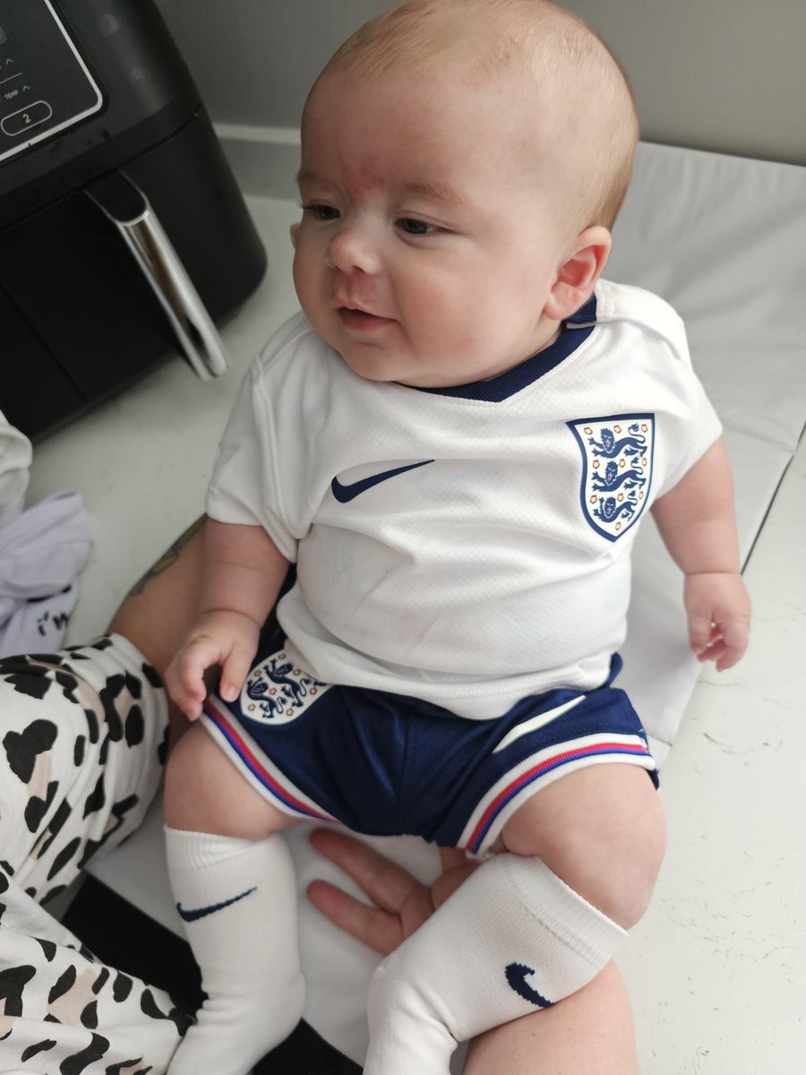 skh__x's tweet photo. The most adorable supporter #SSNThreeLions https://t.co/UNLYQSv0Xu