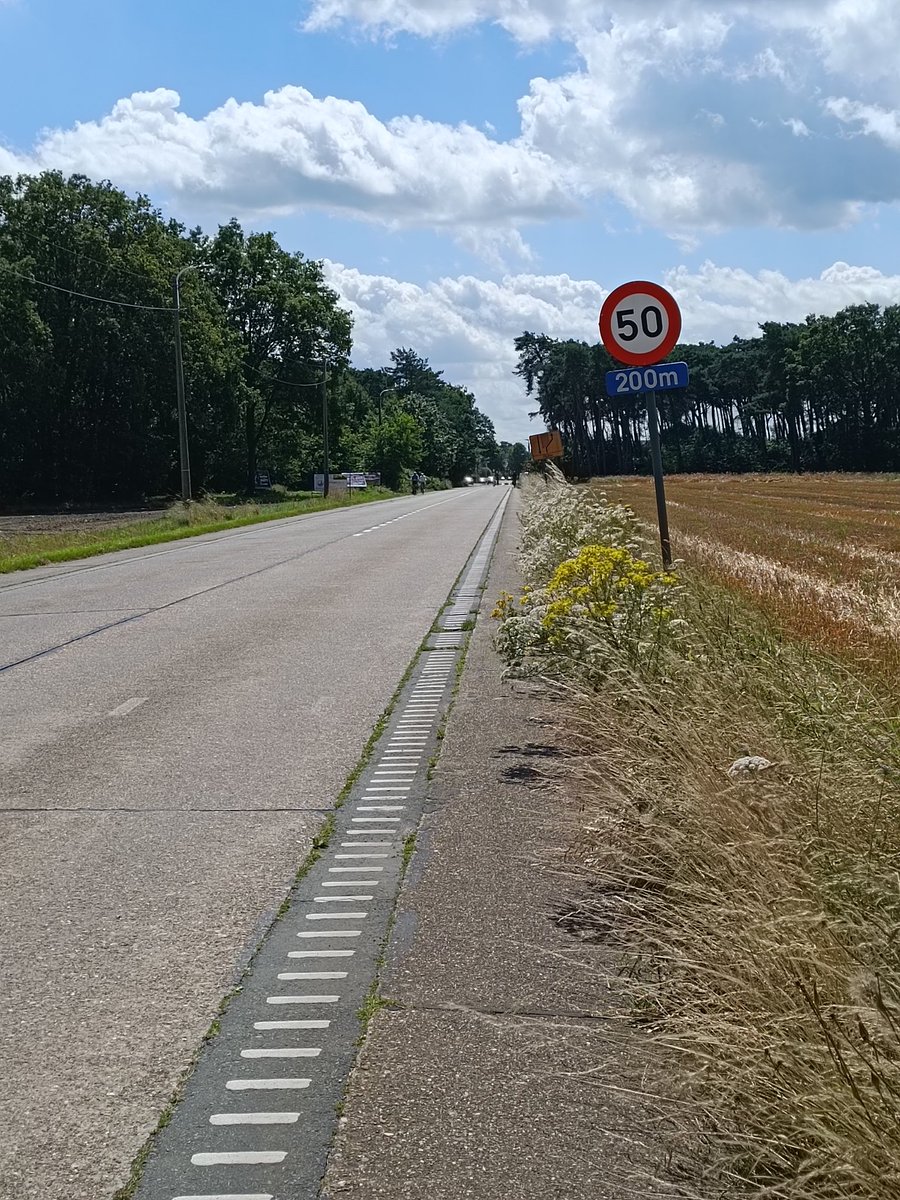 UBbikepaths's tweet photo. Maai  ̶m̶e̶i̶,̶ ̶j̶u̶n̶i̶ juli niet. Een van vele verharde stroken waar je over moet met de fiets die op geen enkele manier worden nagekeken of onderhouden. @heistodberg https://t.co/LUu900G3s5