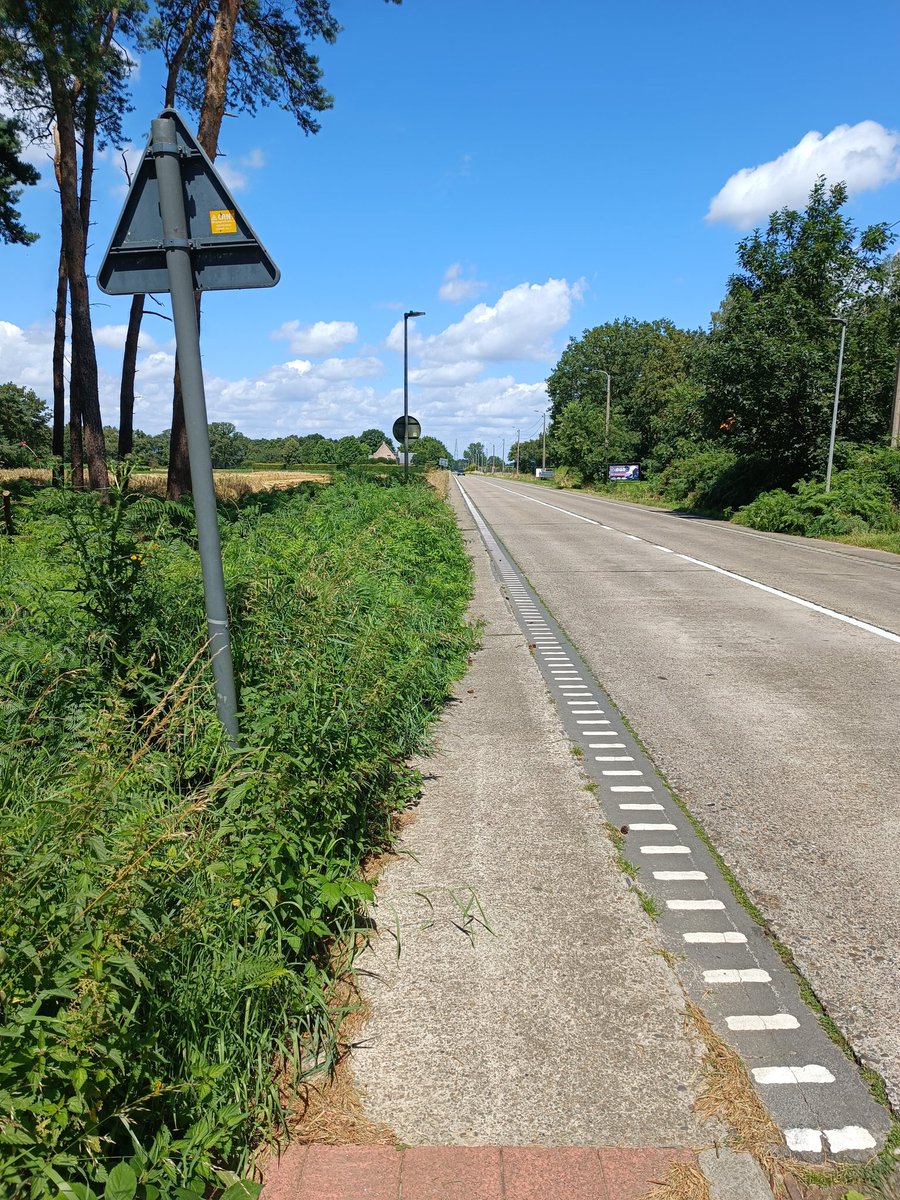 UBbikepaths's tweet photo. Maai  ̶m̶e̶i̶,̶ ̶j̶u̶n̶i̶ juli niet. Een van vele verharde stroken waar je over moet met de fiets die op geen enkele manier worden nagekeken of onderhouden. @heistodberg https://t.co/LUu900G3s5