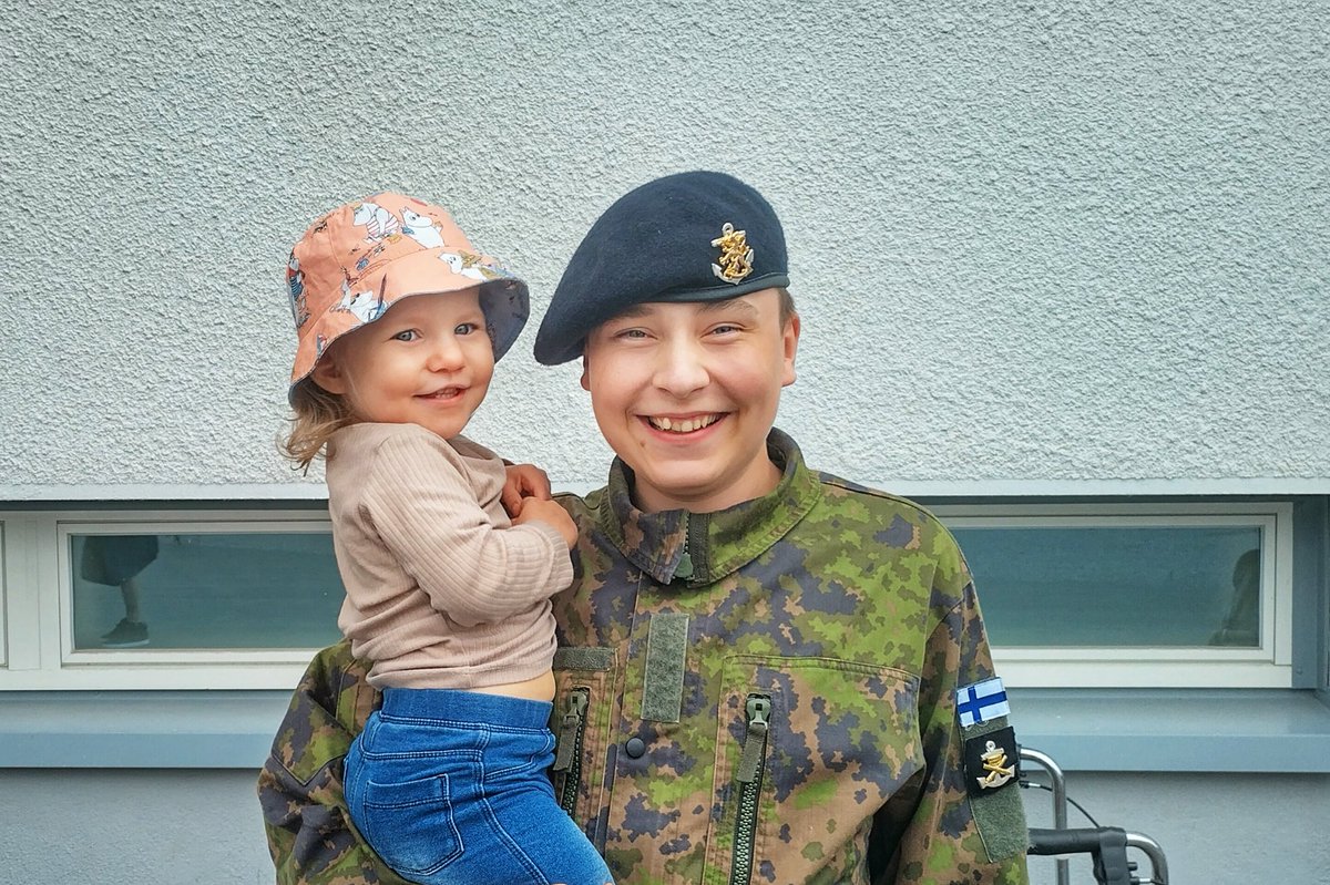 rannikkopr's tweet photo. Viikko sitten palveluksensa aloittaneilla alokkailla oli kunnia toimia läheistenpäivän isäntinä viikonlopun aikana. Läheisten antama tuki on tärkeää koko varusmiespalveluksen ajan. #Merivoimat #Rannikkoprikaati #Upinniemi #Pansio #alokas https://t.co/045Az1D2Ea