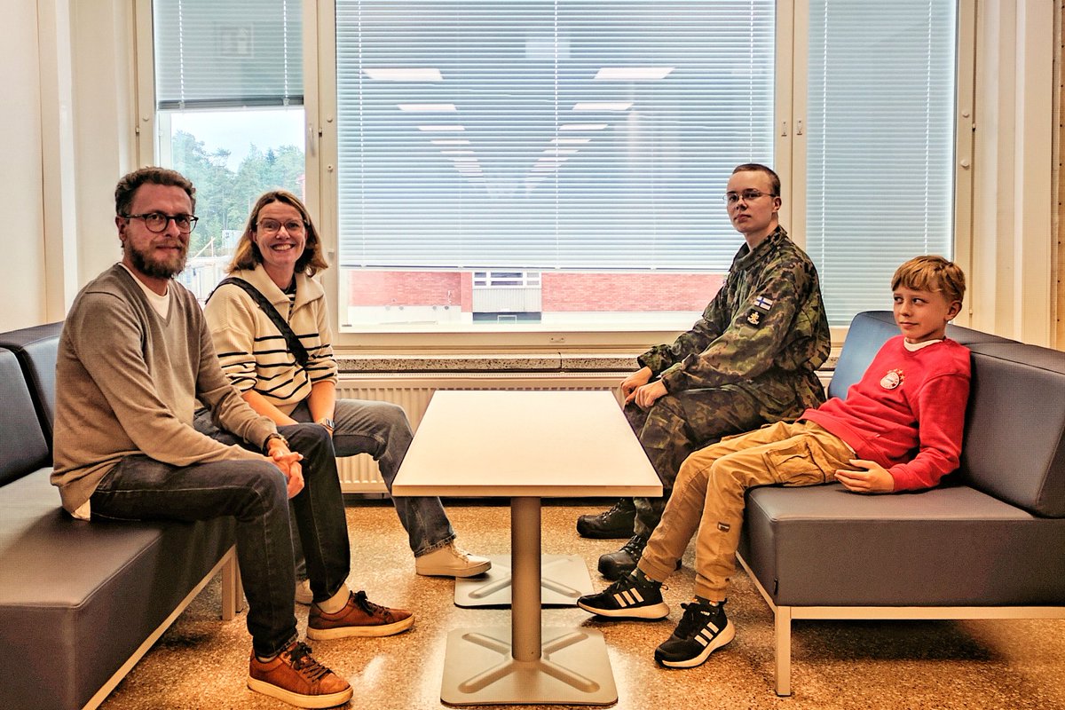 rannikkopr's tweet photo. Viikko sitten palveluksensa aloittaneilla alokkailla oli kunnia toimia läheistenpäivän isäntinä viikonlopun aikana. Läheisten antama tuki on tärkeää koko varusmiespalveluksen ajan. #Merivoimat #Rannikkoprikaati #Upinniemi #Pansio #alokas https://t.co/045Az1D2Ea