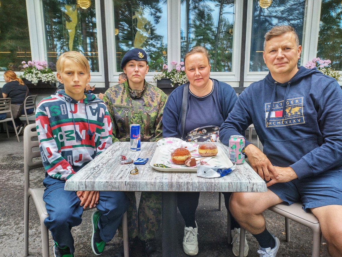 rannikkopr's tweet photo. Viikko sitten palveluksensa aloittaneilla alokkailla oli kunnia toimia läheistenpäivän isäntinä viikonlopun aikana. Läheisten antama tuki on tärkeää koko varusmiespalveluksen ajan. #Merivoimat #Rannikkoprikaati #Upinniemi #Pansio #alokas https://t.co/045Az1D2Ea