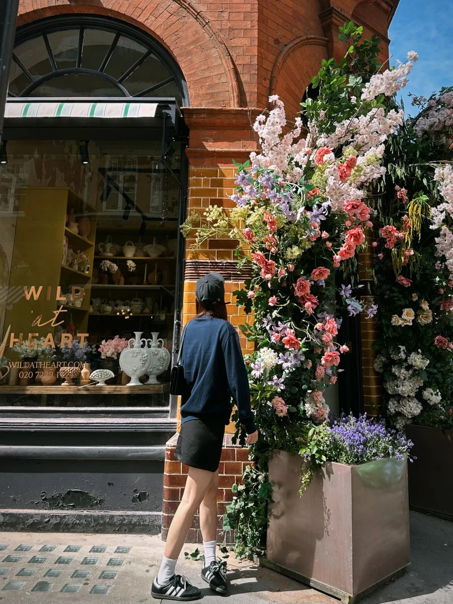 I saw beautiful  this flower shop when I went to buy souvenirs today🛍🥰