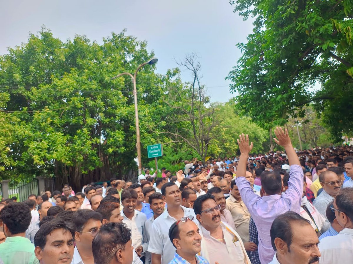 एक योजना के तहत शिक्षकों को केवल डिजिटल हाज़िरी का विरोधी बताया जा रहा है । क्यों विरोध कर रहे हैं ये कोई सुनने वाला नहीं है समस्या सुनिए निदान करिये विरोध के स्वर फिर नहीं सुनाई पड़ेंगे किसी शिक्षक से.....
#Boycottdigitalattendance