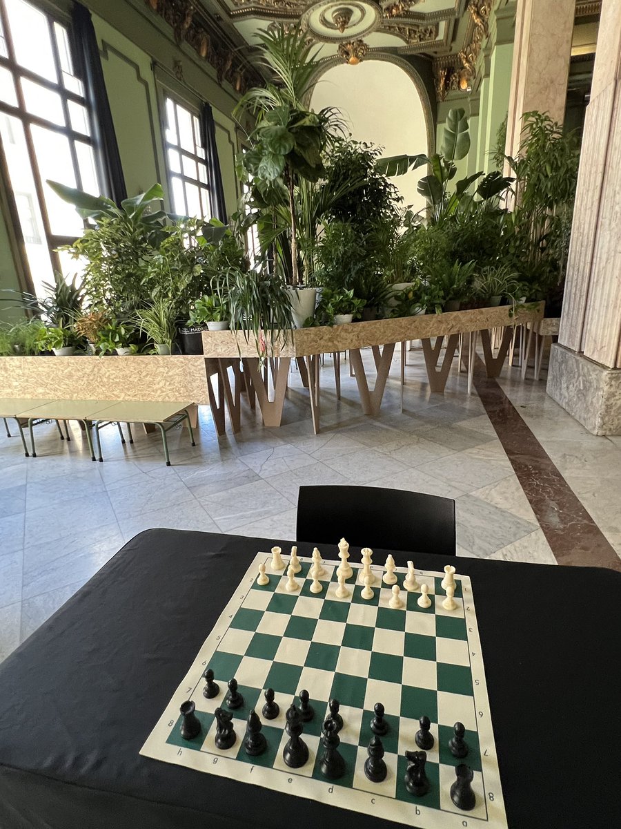 LluisMontoliu's tweet photo. ¿Se puede crear un #RefugioClimático en el centro de Madrid? Se puede. @RoccoLozano ha convertido la 2ª planta del @cbamadrid en un remanso zen de paz, para pensar, leer el periódico o jugar al ajedrez. Y para completar el día: comida en @lapeceracba Excelente plan de domingo. https://t.co/LMWJpgoUSU