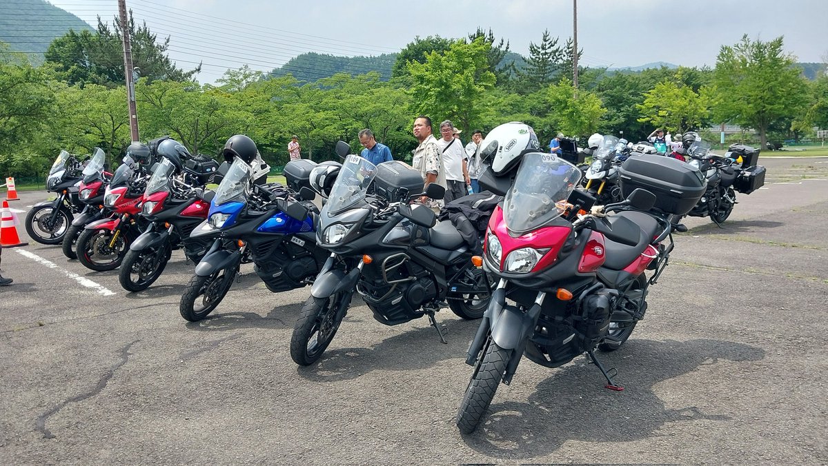 voluspa's tweet photo. あれだけのＶストロームの中で、オレのVP５６Aは稀少種だったな。１ケタしか居なかった(爆)
型式なんと言えばいいのか迷ったけど、｢２眼の｣というと判りやすいのか(^ー^)
#東北Vストミーティング
#東スト
#Vストローム
#道の駅七ヶ宿
#Vストローム650 https://t.co/LrihHnKJng