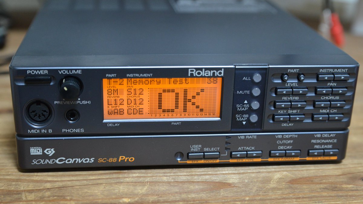 まずは「Roland SC-88Pro」のメンテナンスです。 経年で必ず不具合が