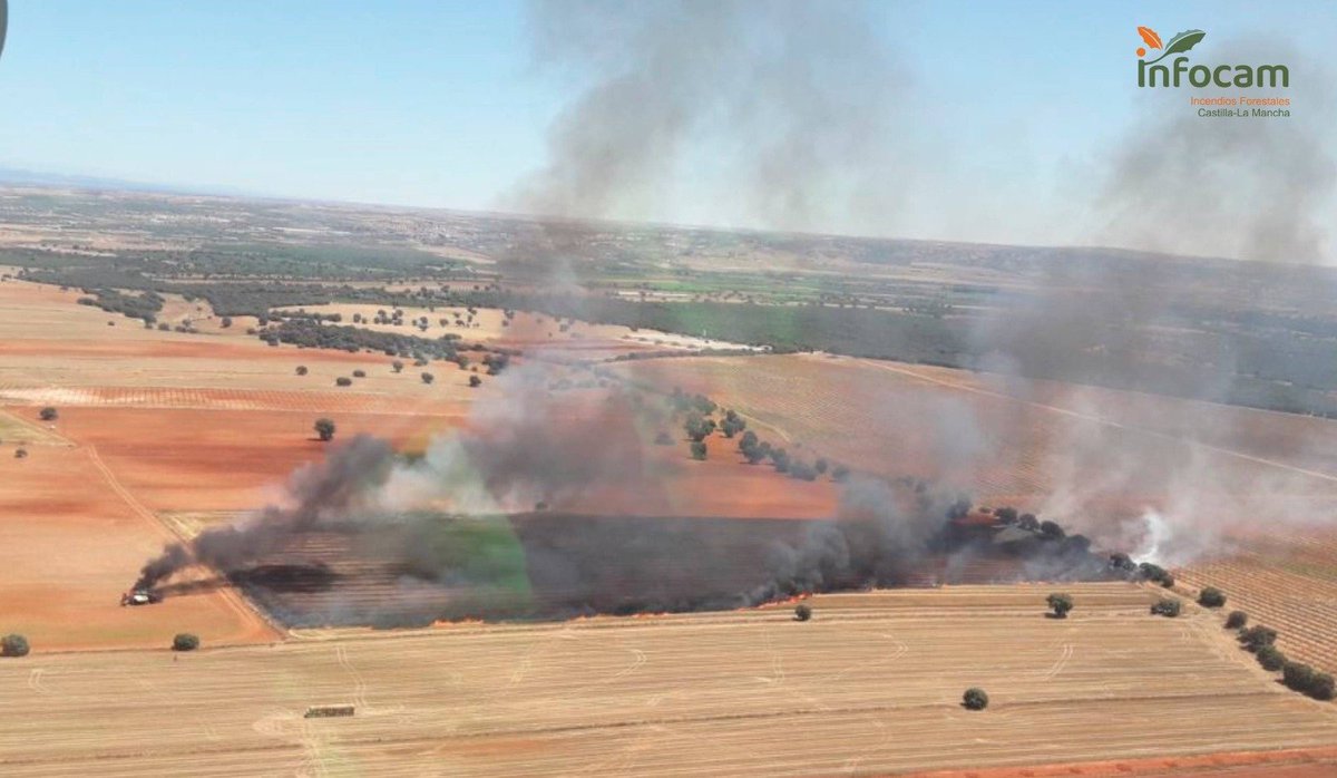 Plan_INFOCAM's tweet photo. ➡️ #IFLaPueblanueva en #Toledo 🔥 ACTIVO. En la zona, #INFOCAM de @gobjccm con :
🚁2 medios aéreos
🚚4 medios terrestres
👥22 efectivos #BBFF #AAMM
Contra los #IIFF #IMPLÍCATE https://t.co/jm9DDGs7gv