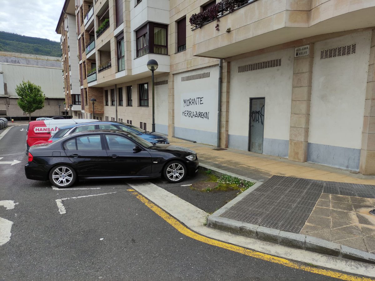 Azpeitia amanece con mensaje.  “morante, el pueblo esta contigo”