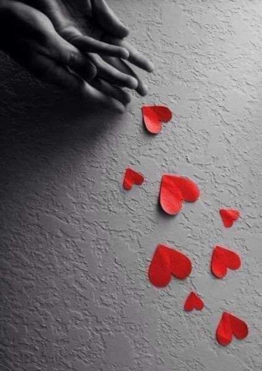 Que bien sienta cuando te hacen saber que la piel tiene dos caras y, que el está en la de dentro, en la que no se ve pero se percibe, se siente, se sabe sin saber el  ¿Por qué? O siquiera si lo hay...
Pero se sabe.

14-07-24