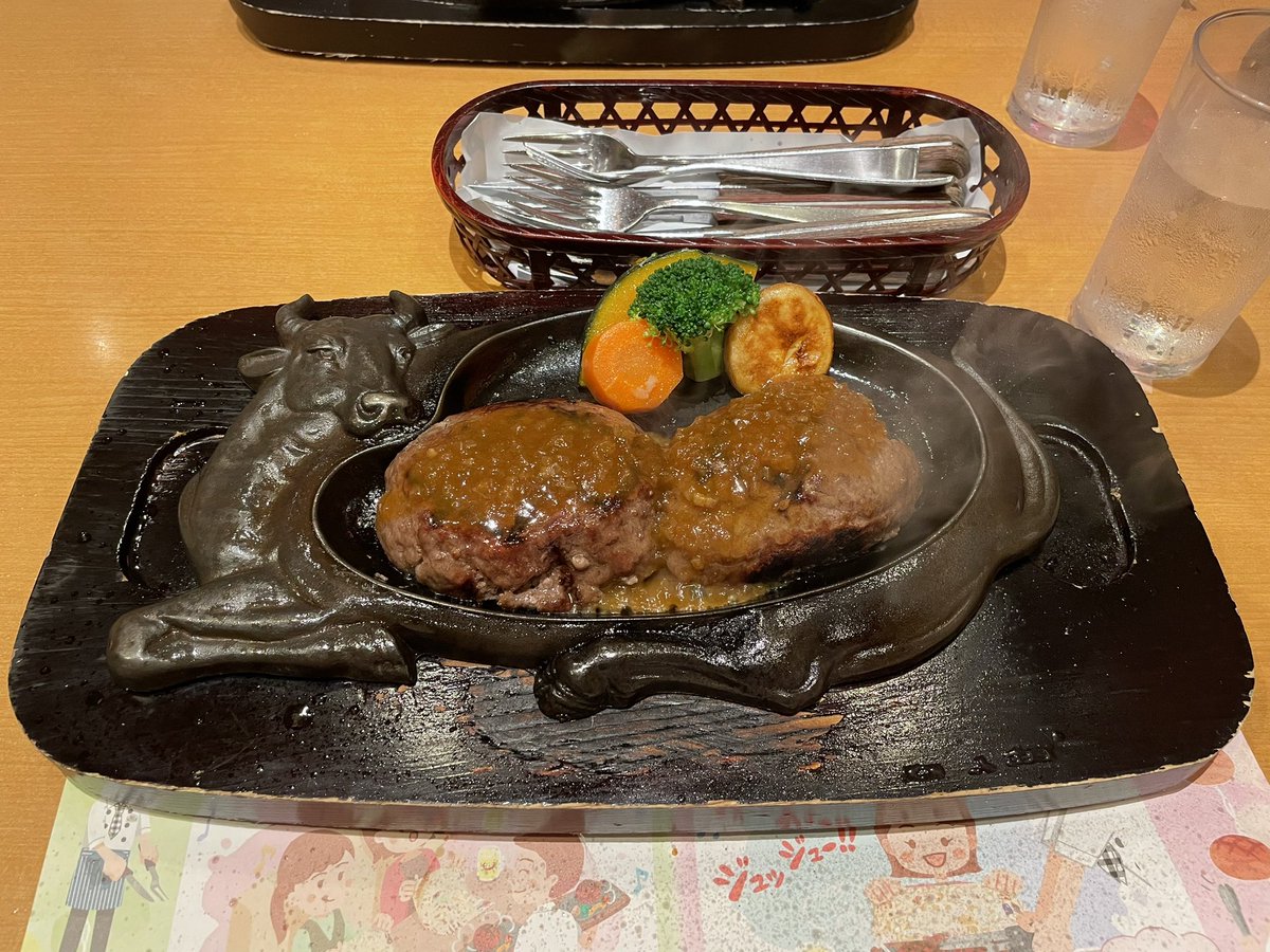 kousuke0817's tweet photo. 息子の誕生日
毎年恒例になった
さわやか
と
嫁作　アップルパイ
#さわやか
#げんこつハンバーグ
#アップルパイ https://t.co/avx5DvNjnv