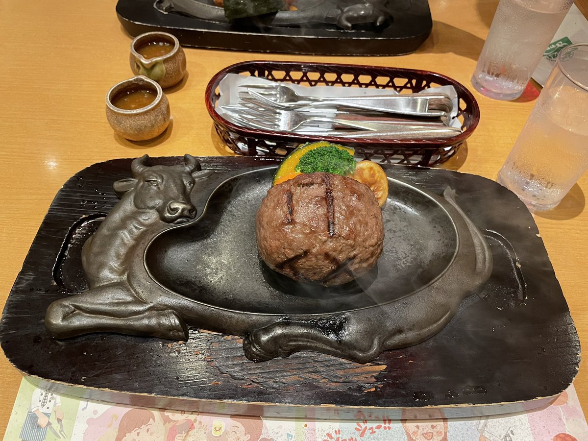 kousuke0817's tweet photo. 息子の誕生日
毎年恒例になった
さわやか
と
嫁作　アップルパイ
#さわやか
#げんこつハンバーグ
#アップルパイ https://t.co/avx5DvNjnv