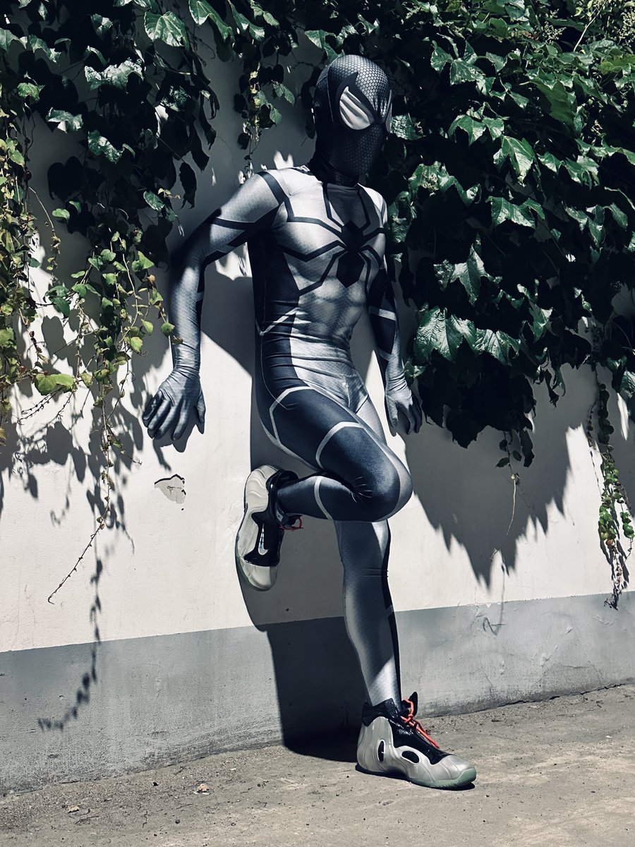 皎洁的月光洒在他银灰色的肌肤上
脚下的风一也闪闪发亮
（评论区看GIF👇
超会拍📷 by <a href="/SpiderZentai/">SpiderZentai</a> 🤙🏻