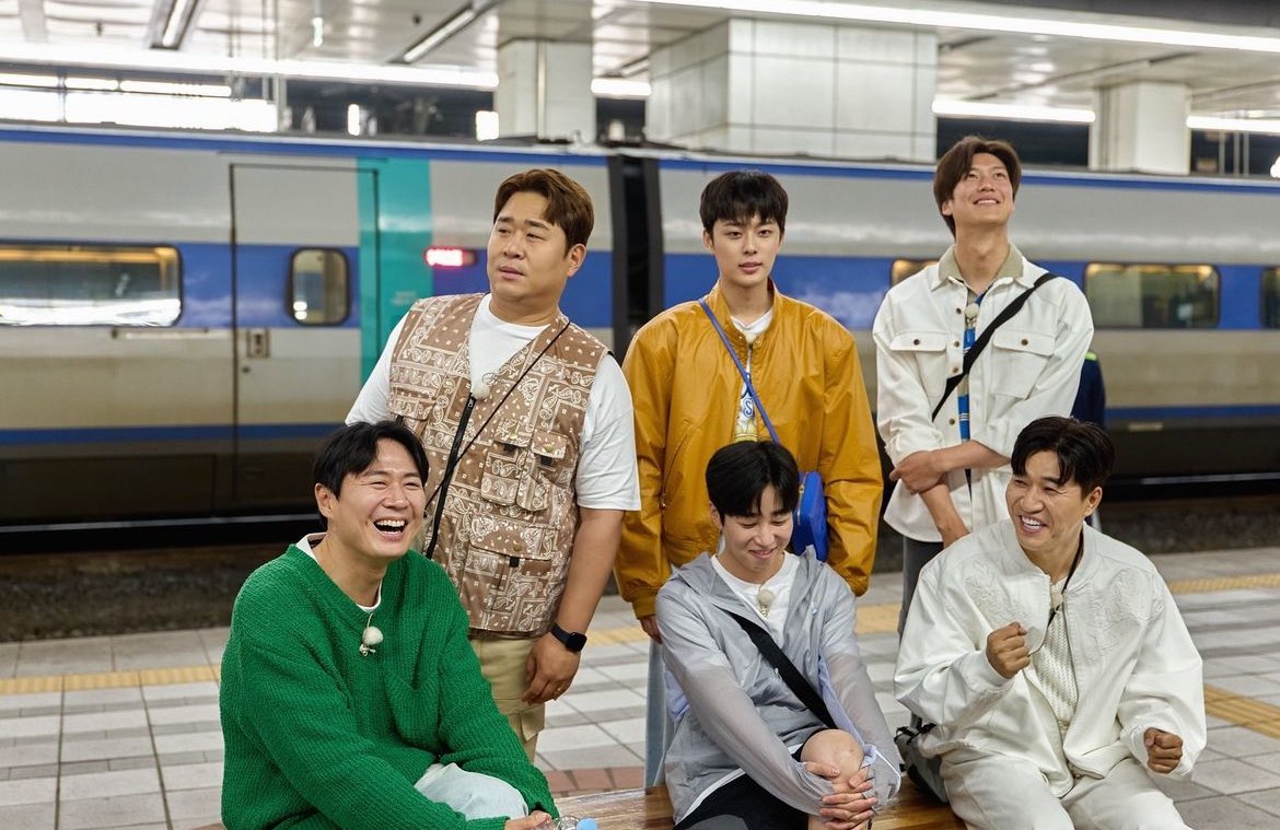 ilbakilcontents's tweet photo. This flashback of Junghoon. 🥺

5 years ago, rookie variety Yeon Junghoon came before us with only his slippers on. On the second shoot, because of too much passion trying to win the lunch game, he broke a finger and had to wear a cast for it. 😆 He then became the default driver of the members and helped Jongmin in leading his dongsaengs. He became the hyung that the members relied on a lot. Not only did they gain an older brother in him, but became a father too, especially to the maknaes-- Ravi, Seonho, and Inwoo.

Despite worries of being a rookie in the variety industry, he's proved himself as he bagged awards for himself for the past 5 years. 

Next week, we're about to witness the end of his ilbak journey... And I'm so not ready, because this hyung... this hyung I'm sure had thought of this so long and hard becase he loves ilbak-il so much. And I'm so glad that they won the daesang before the end of his ilbak journey.