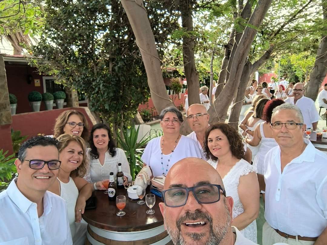 Christodriguez's tweet photo. Ya se ha convertido en una tradición que, en la Villa de Ingenio, no hay verano si no hay fiesta blanca organizada por los buenos amigos de #Telefiesta y #CateringCarben en la #GranjaDeIngenio.
¡Feliz Verano para tod@s! ☀️⛱️🌊 https://t.co/8vgizSohtq