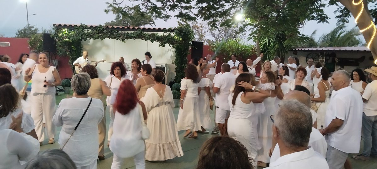 Ya se ha convertido en una tradición que, en la Villa de Ingenio, no hay verano si no hay fiesta blanca organizada por los buenos amigos de #Telefiesta y #CateringCarben en la #GranjaDeIngenio.
¡Feliz Verano para tod@s! ☀️⛱️🌊