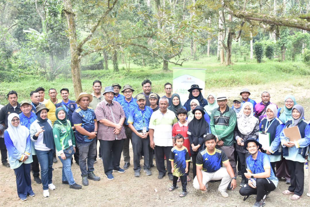 DOSMN9's tweet photo. 14 Julai 2024 | Sesi Turun Padang Pesuruhjaya Banci, YBhg. Dato’ Sri Dr. Mohd Uzir Mahidin @Dr_Uzir bagi pelaksanaan Banci Pertanian 2024 🌱di daerah Jelebu pada minggu ini.

@StatsMalaysia 
#StatsMalaysia 
#DOSMNegeriSembilan 
#teamstats9 
#BP2024
#KunciKemajuanPertanian https://t.co/7OqDhcgTUO